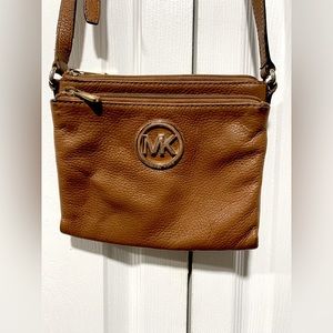 Micheal Kors MK bag/purse tan/brown gold hardware button/zip close
